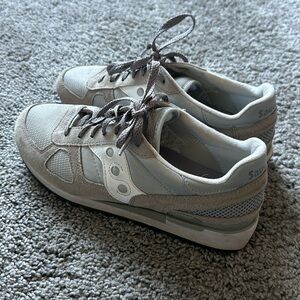 Saucony XT600 retro sneaker silver grey and white
